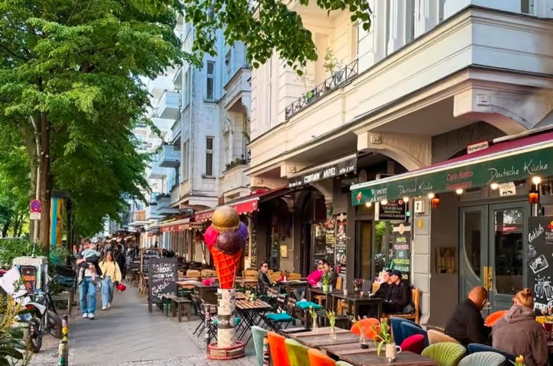 Erstes Neon-Wood-Apartmentgebäude an der Warschauer Straße, 2017